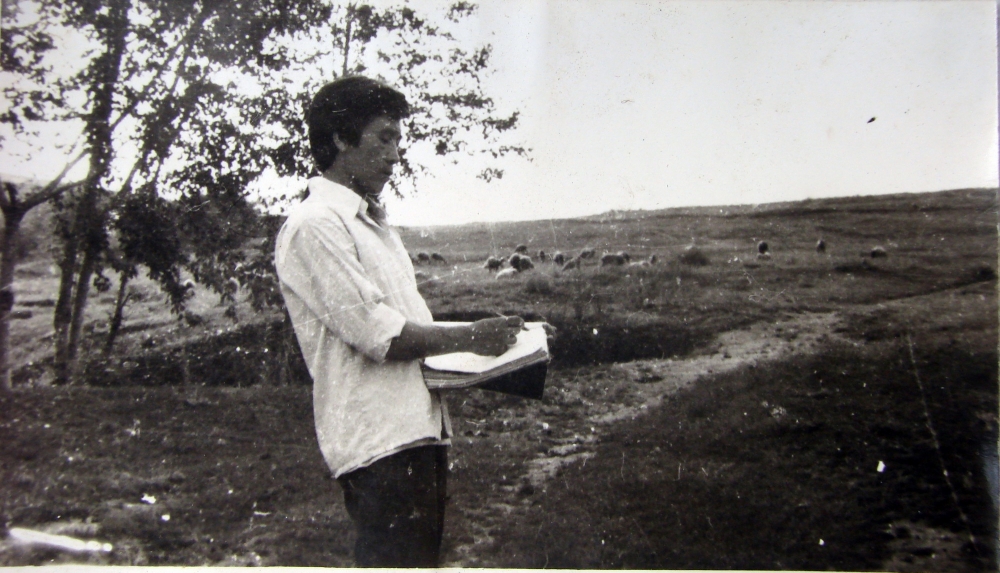 2 1982年陈树中在科尔沁草原写生.jpg 916462829654715797