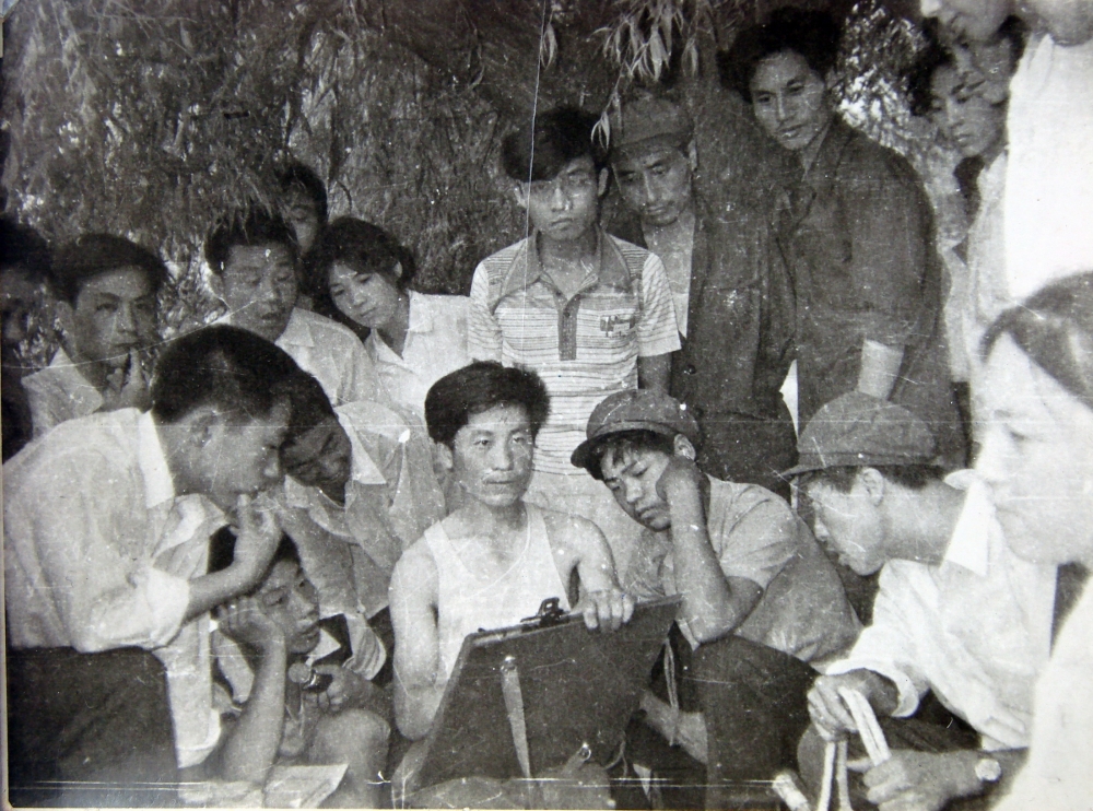 1 1979年陈树中在沈阳南湖公园为游客画像.JPG 916462829654715795