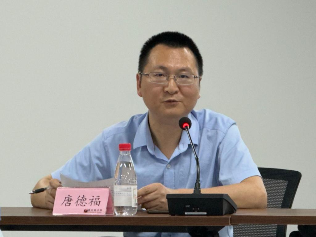 重庆美术馆副馆长唐徳福在活动现场发言