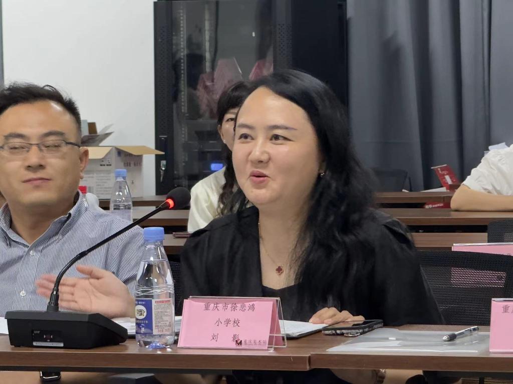 重庆市徐悲鸿小学校长刘影在活动现场发言