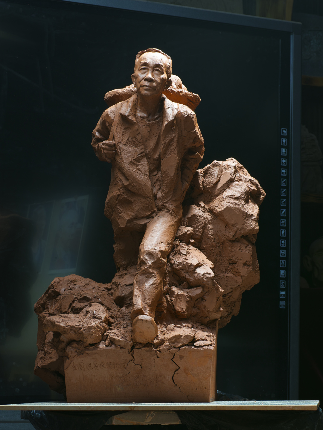 31：雕塑《奔向致富路》张俊德 80X60X55CM 泥塑 正
