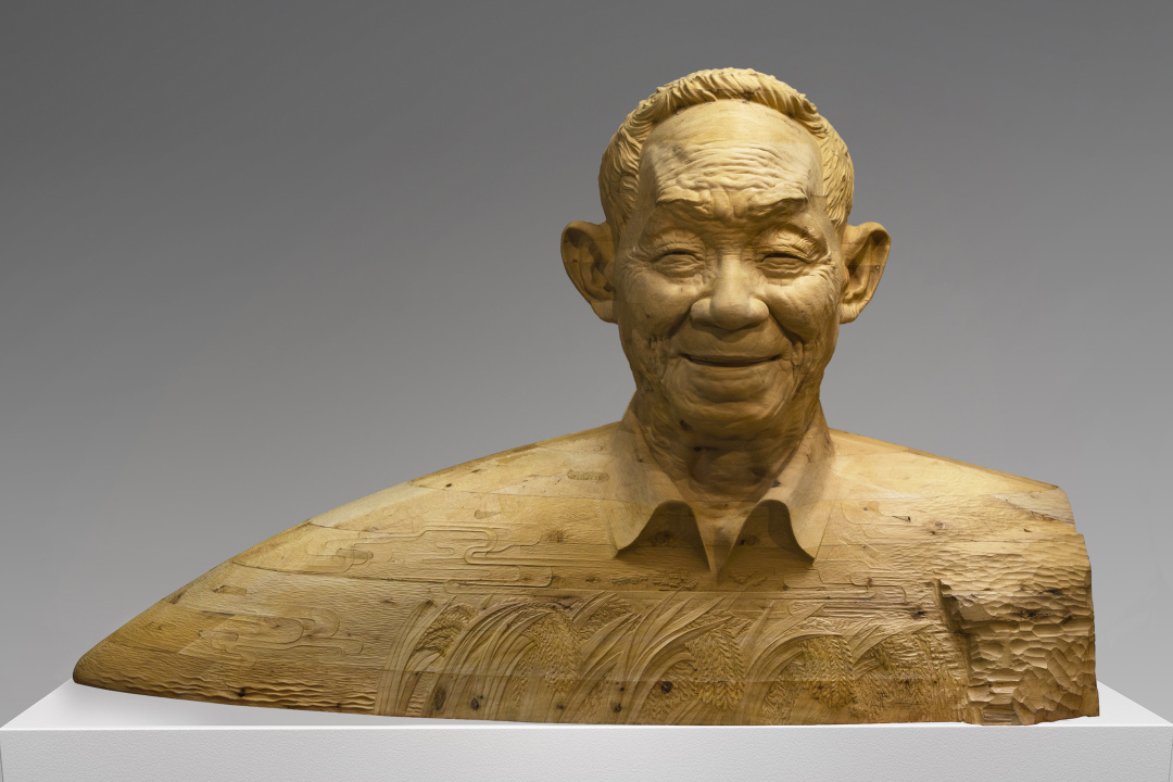 38 作品名称：《圆梦——记杂交水稻之父袁隆平》  ，材质：柏木 ，尺寸：200cmx75cmx125 cm，创作时间：   2018年