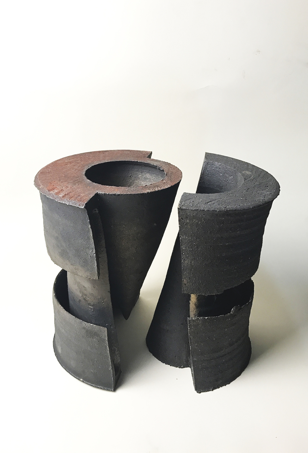 9 生命可承受之重系列二，48x24x40cm，陶、氧化物、化妆土，2015