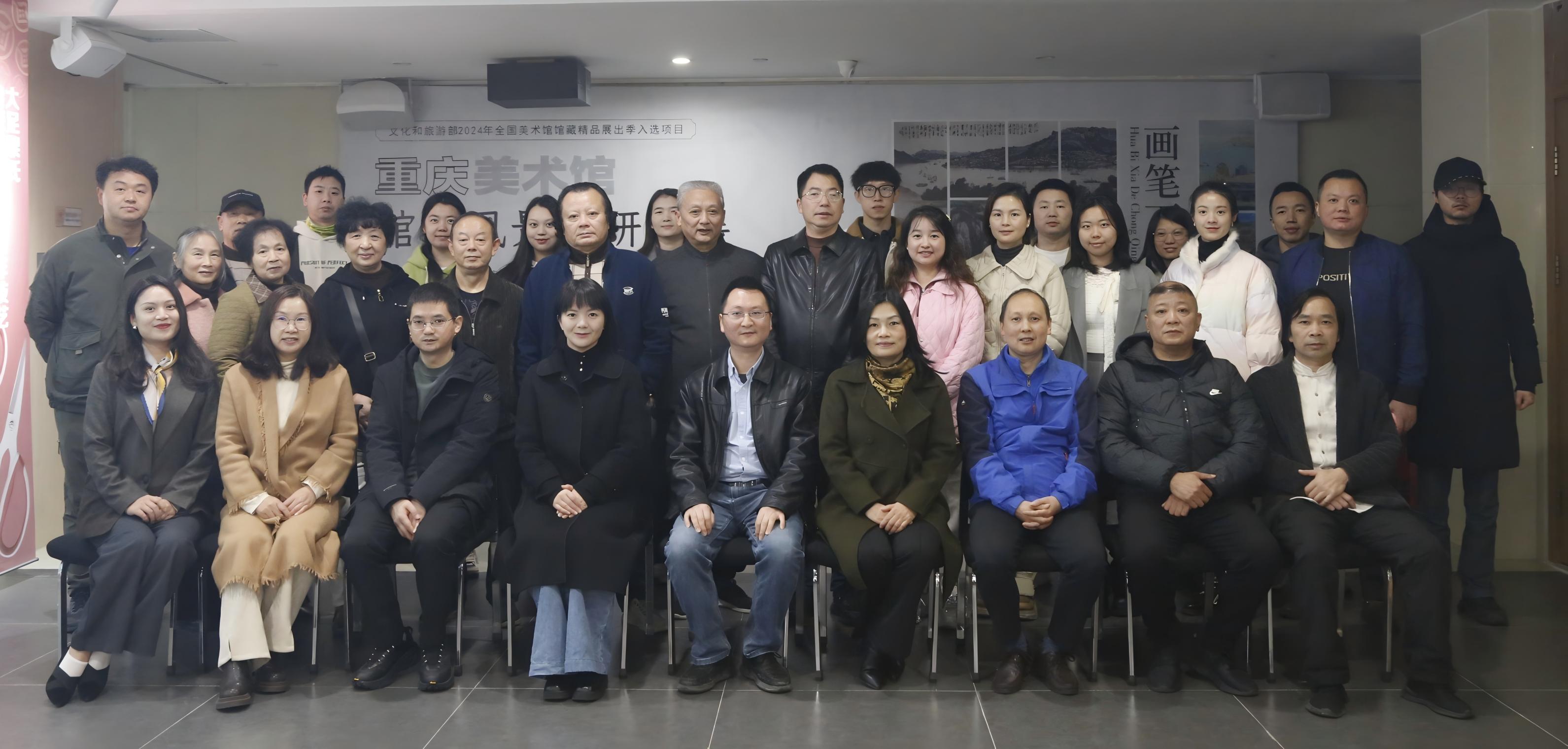 参加开幕式嘉宾与艺术家代表及艺术爱好者合影