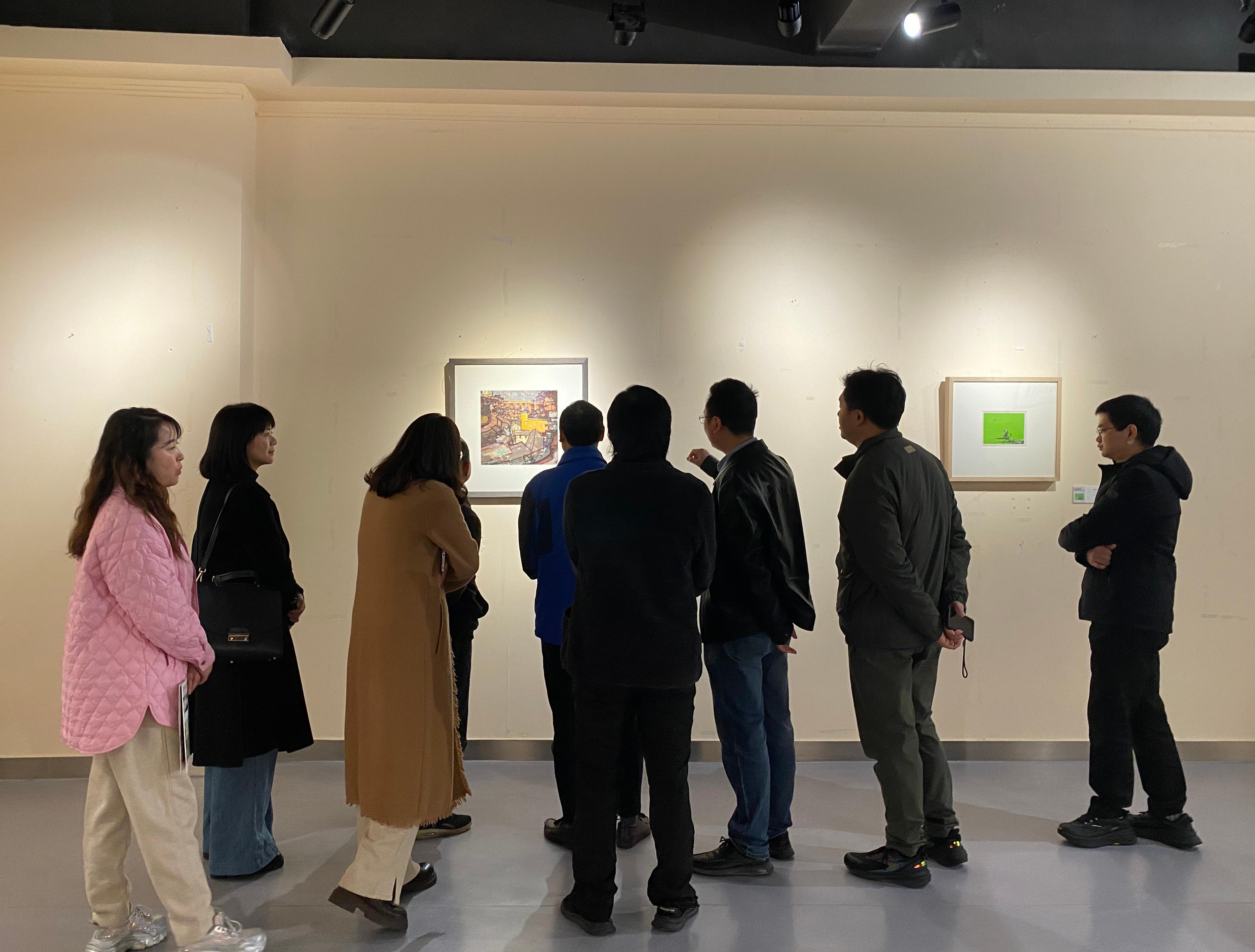 观众及嘉宾参加导览活动1