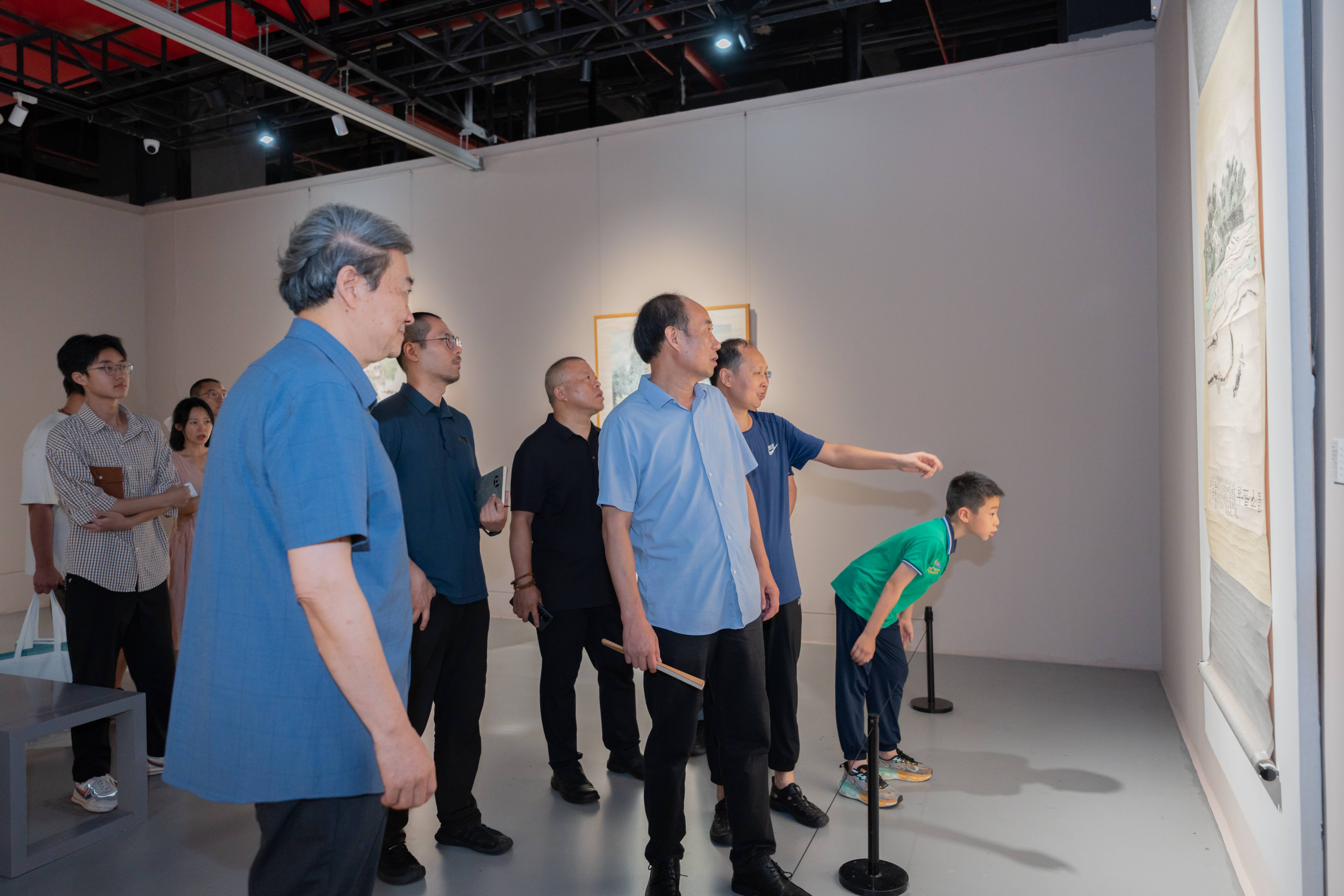 领导及嘉宾观展2
