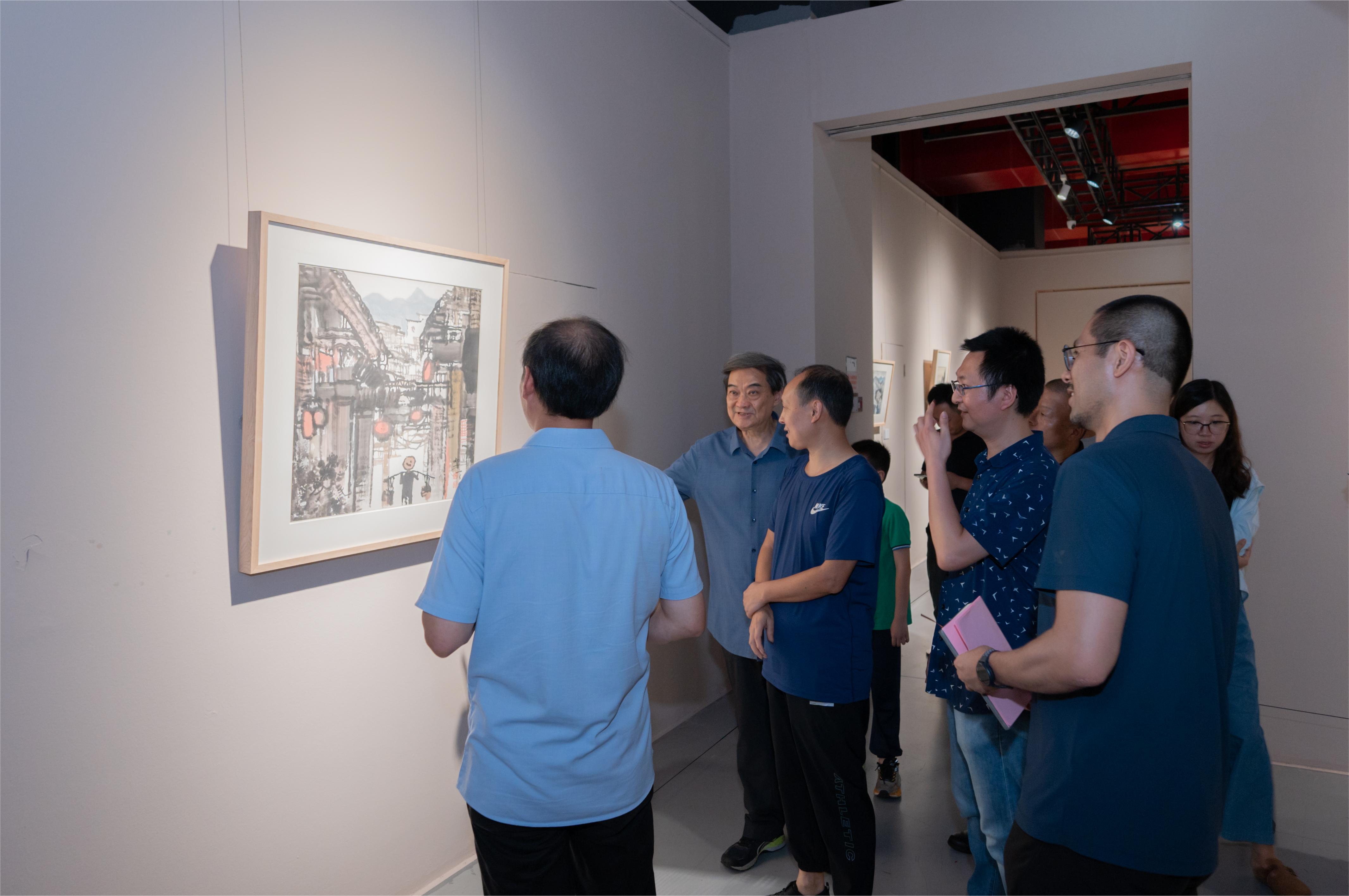 领导及嘉宾观展1