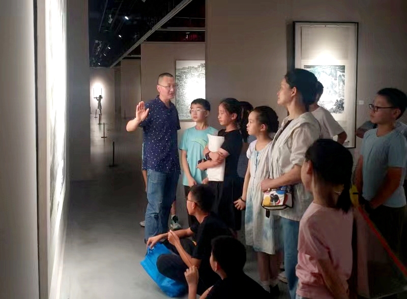 重庆美术馆（重庆画院）副馆长唐徳福对馆藏作品作出了极其风趣的阐述