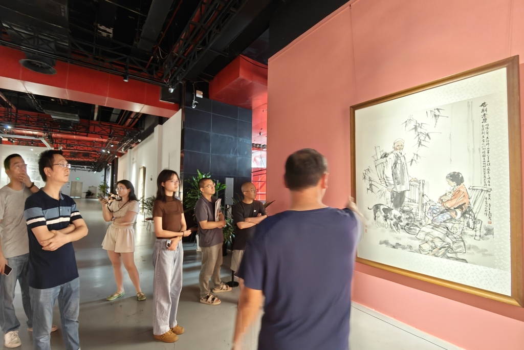 重庆美术馆(重庆画院)典藏部主任粱昌华在展览现场解读马振声的《告别老屋》