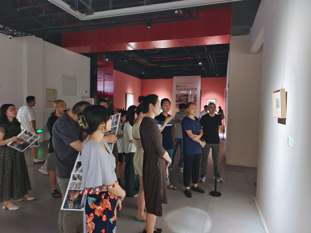 重庆美术馆（重庆画院）的理论研究人员在现场观展