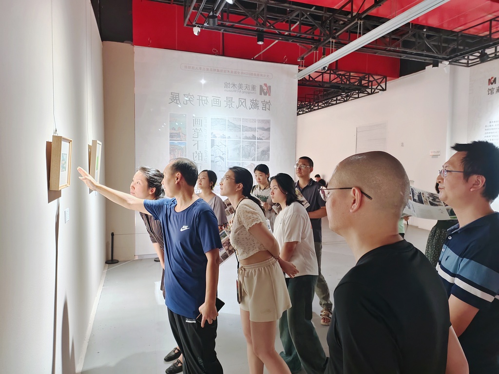 展览现场讨论氛围热烈