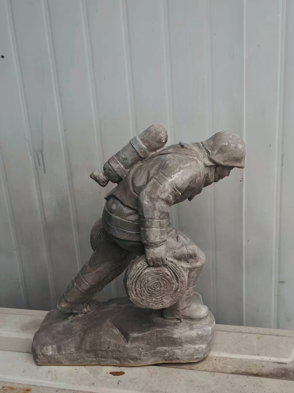 18 张蕾 前行 30×50×60cm 玻璃钢 2024