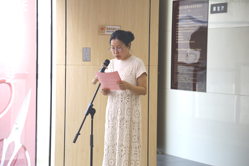 2大足美术馆馆长王建平主持开幕式